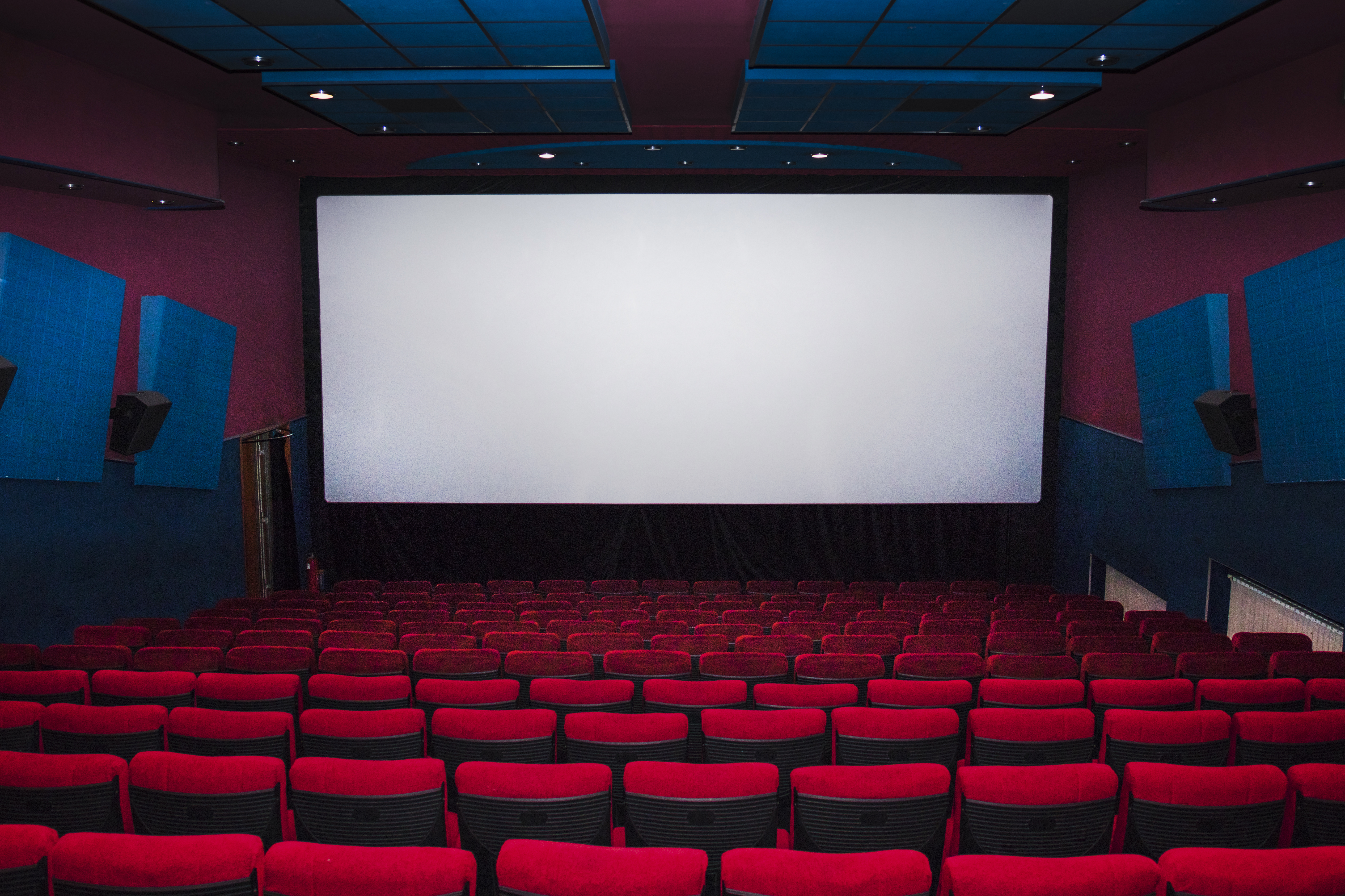 В зале кинотеатра было 15. Корейский кинотеатр CGV. Кинотеатр. Экран кинотеатра. Зал кинотеатра.
